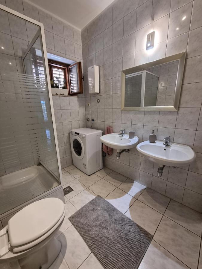 Cozy Apartments With Seafront Terraces أوميس المظهر الخارجي الصورة
