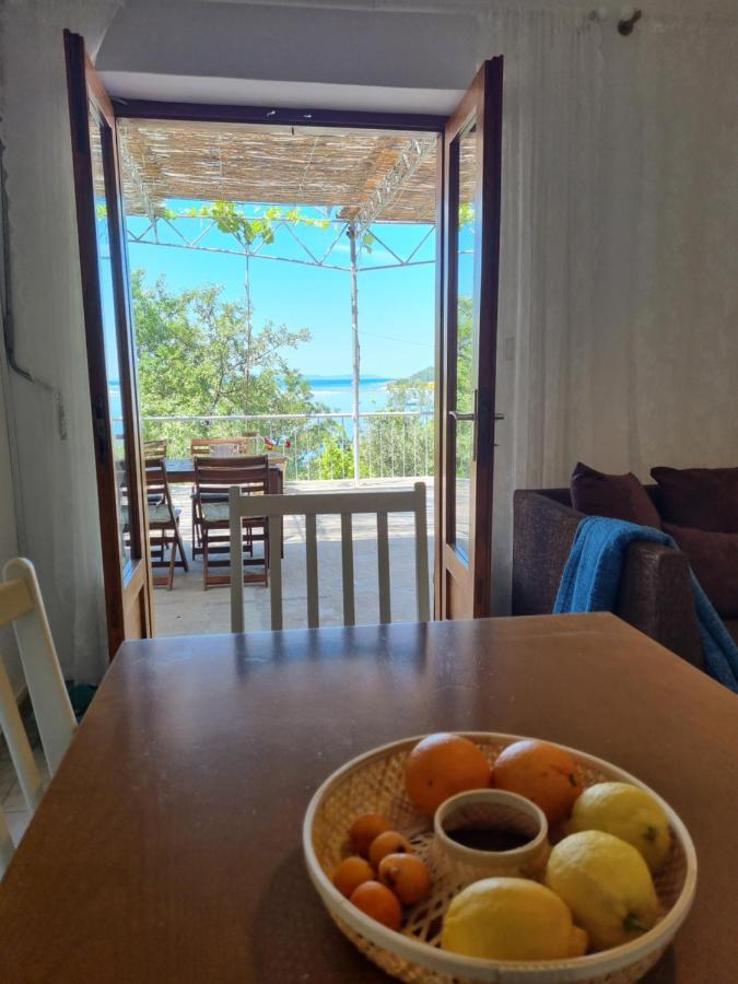 Cozy Apartments With Seafront Terraces أوميس المظهر الخارجي الصورة